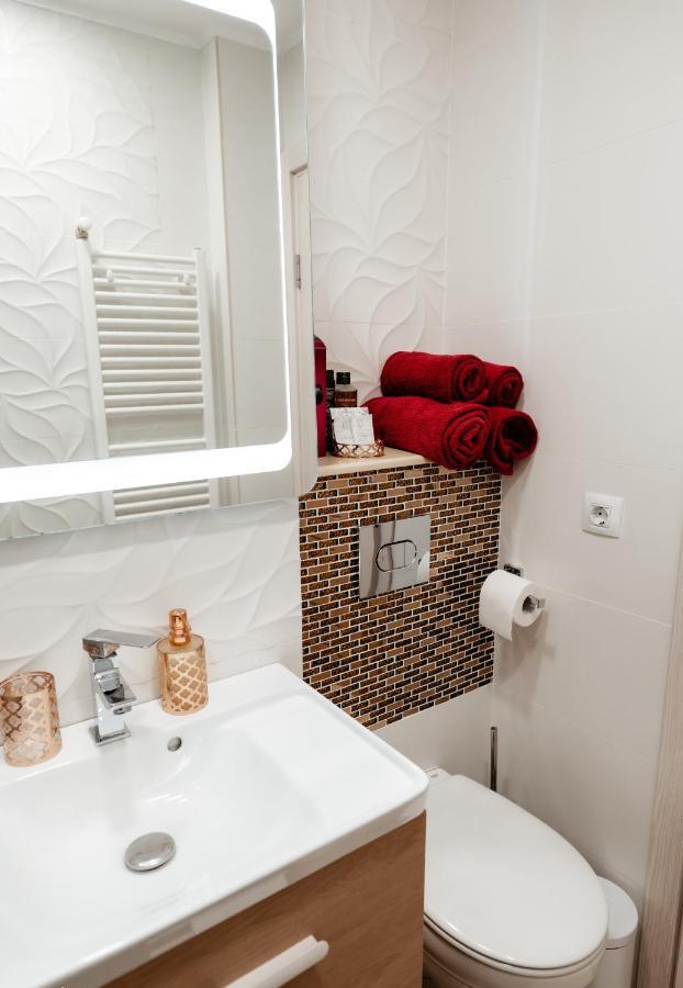 Carla'S Apart Palas-Hala Centrala 1 Bedroom, Airport Shuttle Iasi Bagian luar foto